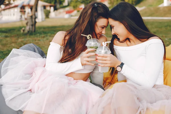 Yaz parkında iki güzel kız