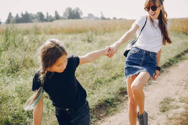 Famiglia carina ed elegante in un campo estivo — Foto Stock