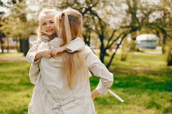 Elegante Mutter mit süßer Tochter — Stockfoto