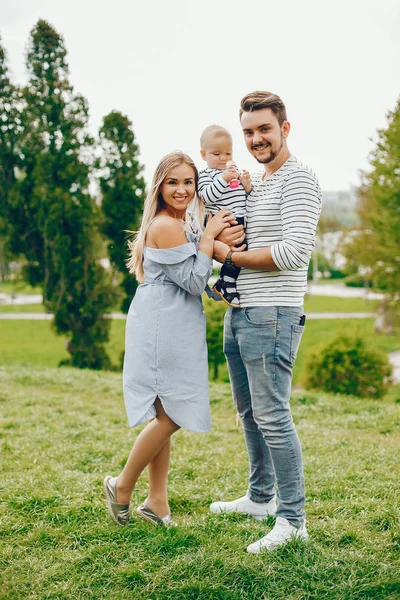 Hermosa familia en un parque — Foto de Stock