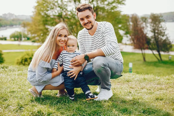 Schöne Familie in einem Park — Stockfoto