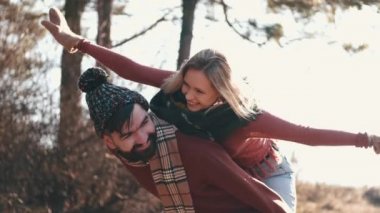 Bir çift erkek ve bir kadın dışarıda birlikte vakit geçiriyorlar.