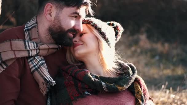 O casal está passando tempo juntos perto da floresta no fim de semana — Vídeo de Stock