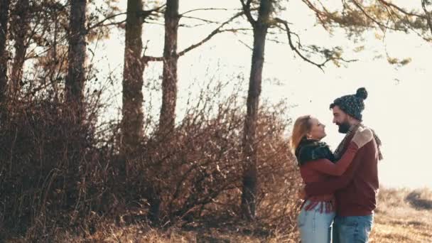 La pareja de hombre y una mujer está al aire libre disfrutando del tiempo juntos — Vídeo de stock