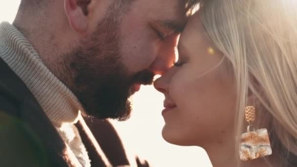 Пара брюнетка чоловік і блондинка насолоджується разом під час заходу сонця — стокове відео