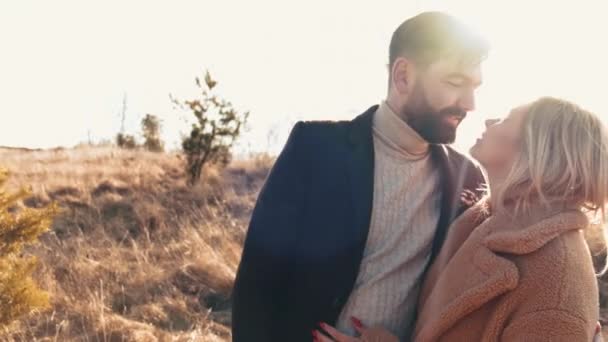 Les amoureux marchent sur le champ d'automne au coucher du soleil — Video