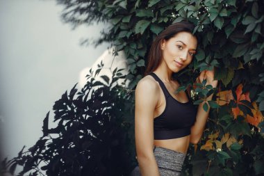 Sevimli kız bir yaz parkında dinlenmek var