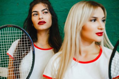 Tenis kortunda güzel ve şık kızlar
