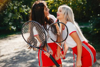 Bir yaz parkında güzel ve şık kızlar