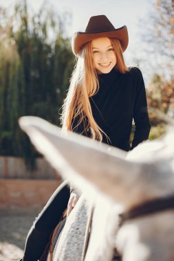 Bir çiftliği bir atı ile elegants kız