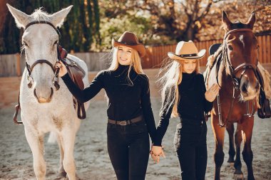 Bir çiftliği bir atı ile zarif kızlar