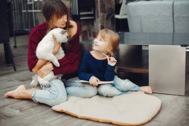 Anne ve kızı evde.