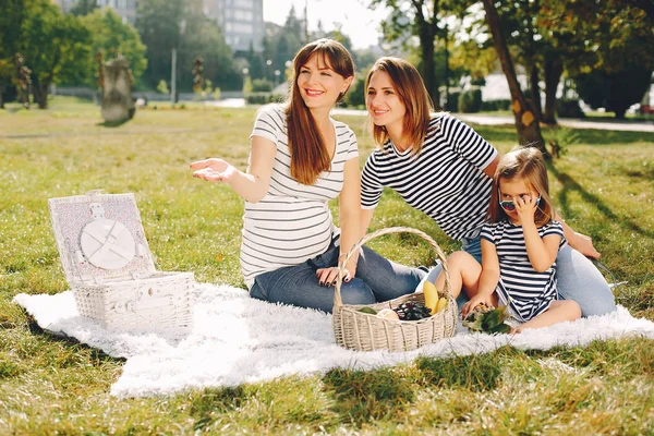 Mütter mit Kindern spielen im Sommerpark — Stockfoto