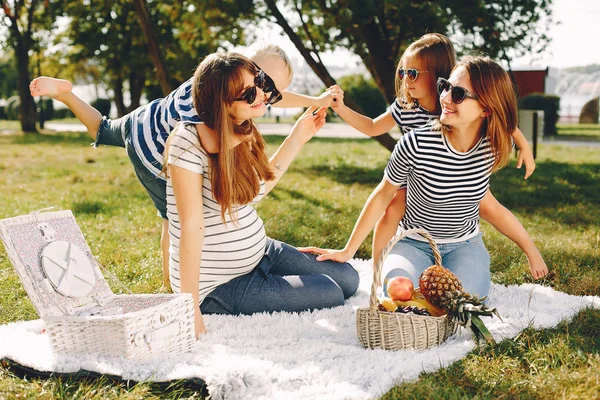 Moeders met kinderen spelen in een zomer-park — Stockfoto