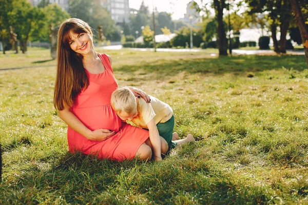 Mutter mit Kind spielt im Sommerpark — Stockfoto