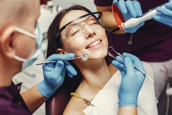 Beautiful girl in a dentist — Stock Photo, Image