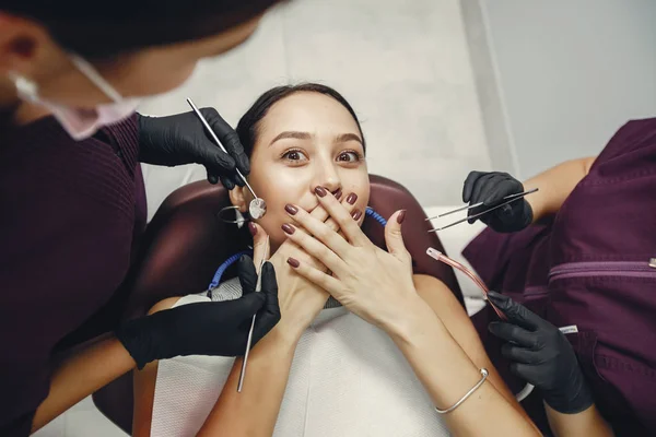 Gadis cantik di dokter gigi — Stok Foto
