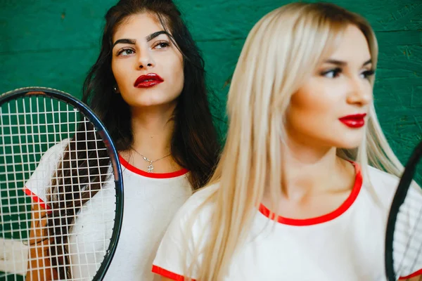 Όμορφα και κομψά κορίτσια στο γήπεδο τένις — Φωτογραφία Αρχείου