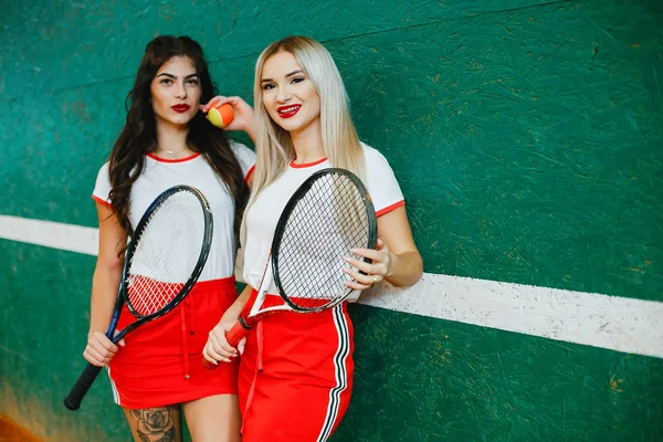 Belle ed eleganti ragazze sul campo da tennis — Foto Stock