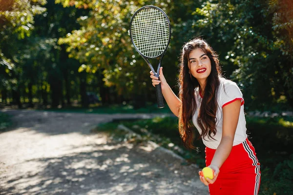 Smuk og stilfuld pige på tennisbanen - Stock-foto