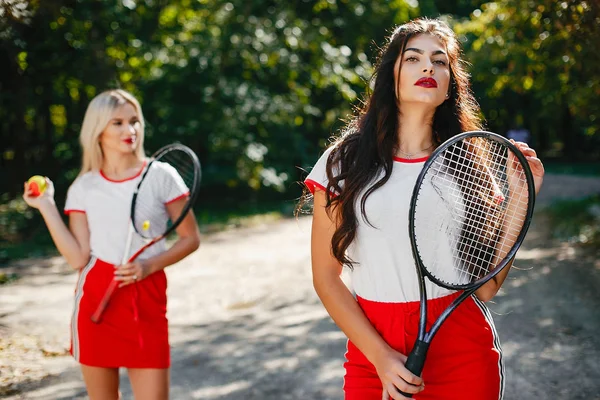 Belle ed eleganti ragazze in un parco estivo — Foto Stock