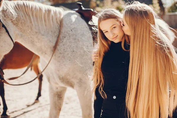Elegante Mädchen mit Pferd auf einer Ranch — Stockfoto