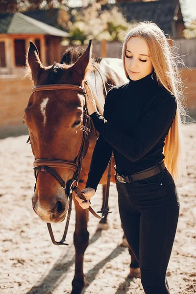 在牧场里有一匹马的女孩 — 图库照片