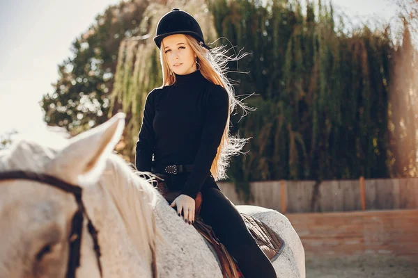 Menina elegante com um cavalo em um rancho — Fotografia de Stock