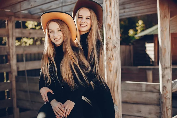 Chicas en un sombrero de vaqueros en un rancho — Foto de Stock
