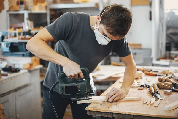 Der Schreiner arbeitet mit einem Baum — Stockfoto