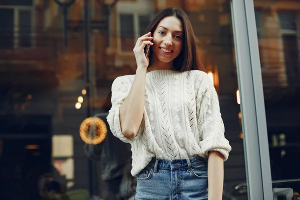 Fashion meisje staand in een zomer stad — Stockfoto