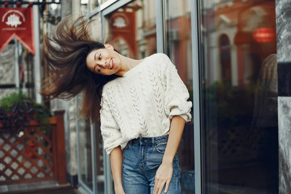 Fashion girl standing in a summer city — Stock Photo, Image