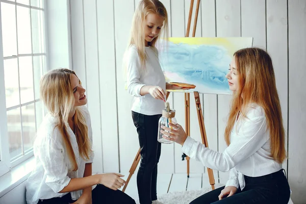 stock image Beautiful mom and daughter are drawing