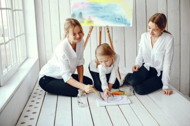 Güzel anne ve kızı çizim