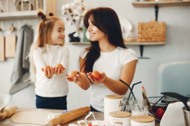 Aile kurabiye için hamur pişirir.