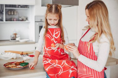 Aile mutfakta kurabiyelerle oturuyor.