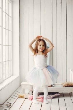 Sevimli küçük kız evde dans