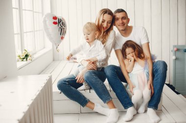 Şirin ve büyük aile evde oturan