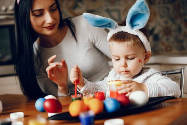 Anne ve küçük oğlu mutfakta.