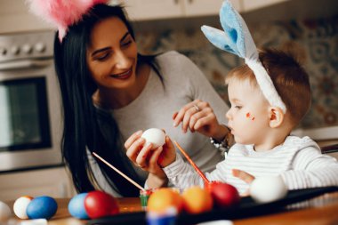 Anne ve küçük oğlu mutfakta.