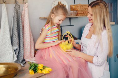 Anne ve küçük çocuk evde.