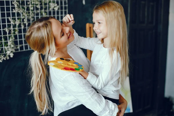 Bela mãe e filha estão desenhando — Fotografia de Stock