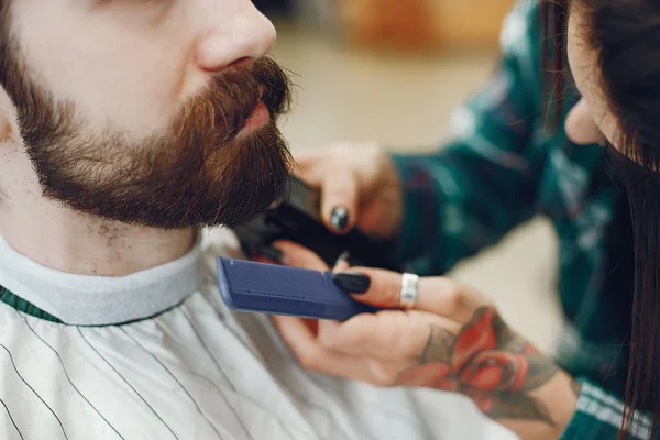 Homem elegante sentado em uma barbearia — Fotografia de Stock