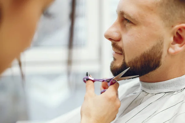 Stylish man sitting in a barbershop — Stock Photo, Image