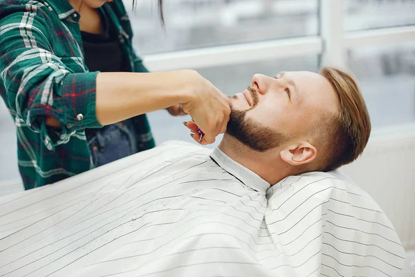 Homme élégant assis dans un salon de coiffure — Photo