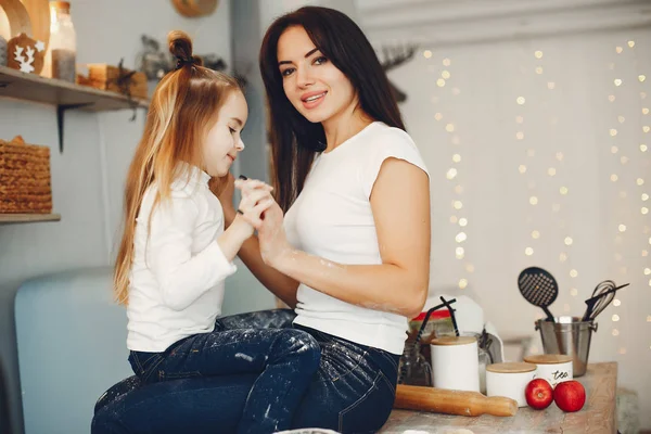 Familia cocinar la masa para galletas — Foto de Stock