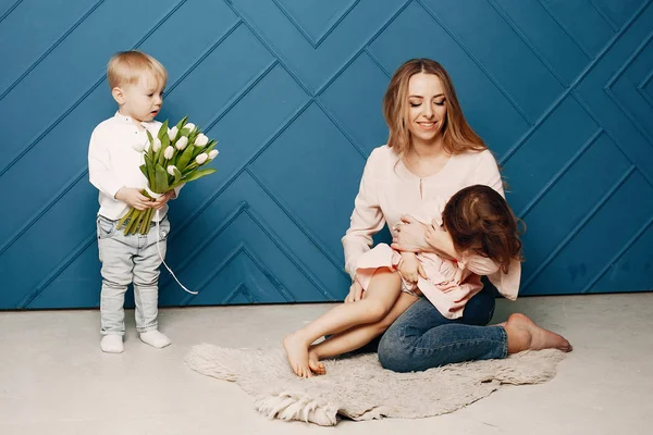 Matka s malým dítětem na hme — Stock fotografie