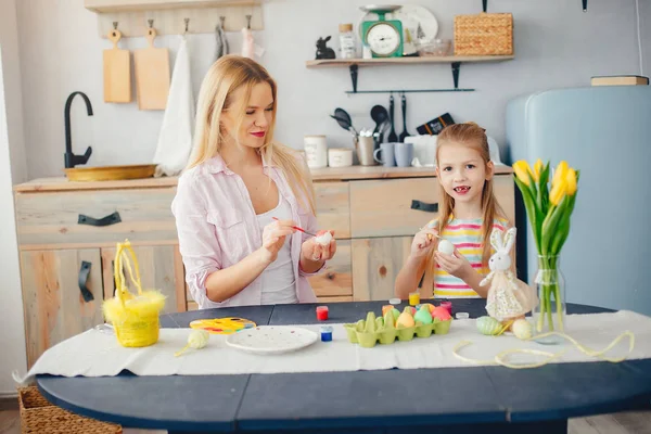 Mãe com pequena filha em uma cozinha — Fotografia de Stock