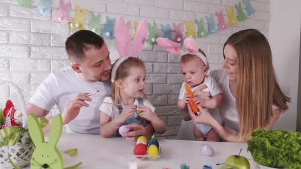 De familie bereidt zich voor op Pasen in een wit versierd voor de vakantiekamer — Stockvideo