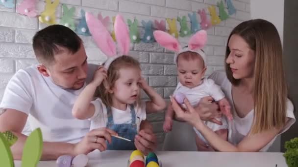 La familia se prepara para la Pascua en un blanco decorado para la sala de vacaciones — Vídeo de stock